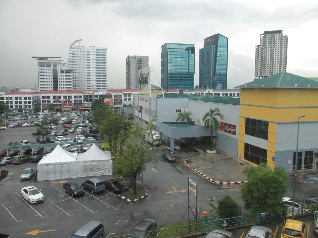 Hotel 99 Bandar Puteri Puchong Exterior photo